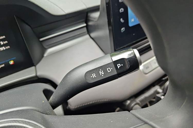 Used Roewe D6 2025 450 km Premium Edition Gear Lever