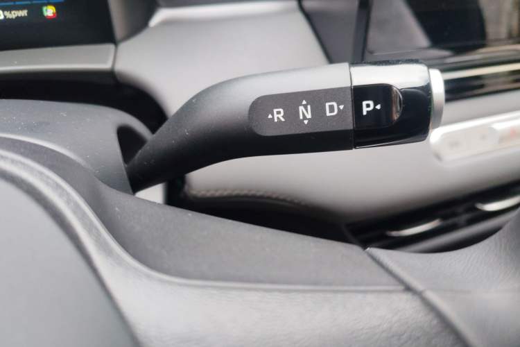 Used Roewe D6 2025 450 km Premium Edition Gear Lever