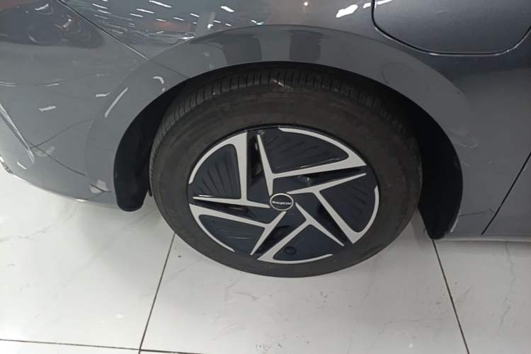 Used Roewe D6 2025 450 km Premium Edition Left Front Wheel Hub