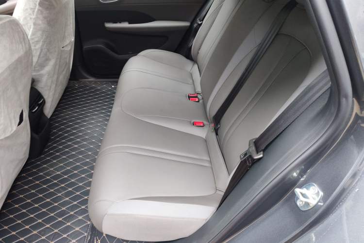 Used Roewe D6 2025 450 km Premium Edition Left Rear Seat