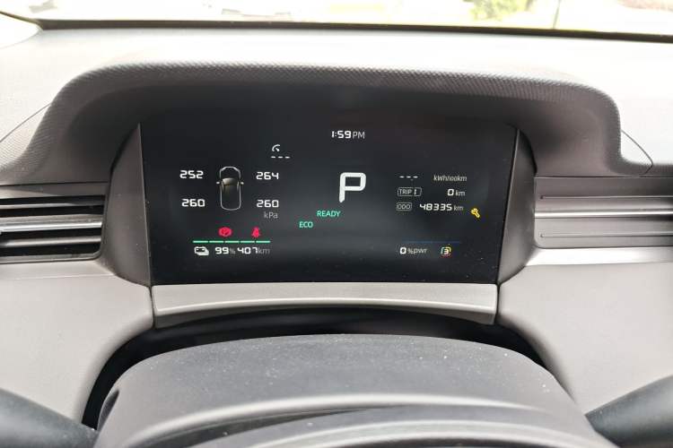 Used Roewe D6 2025 450 km Premium Edition Odometer Close Up