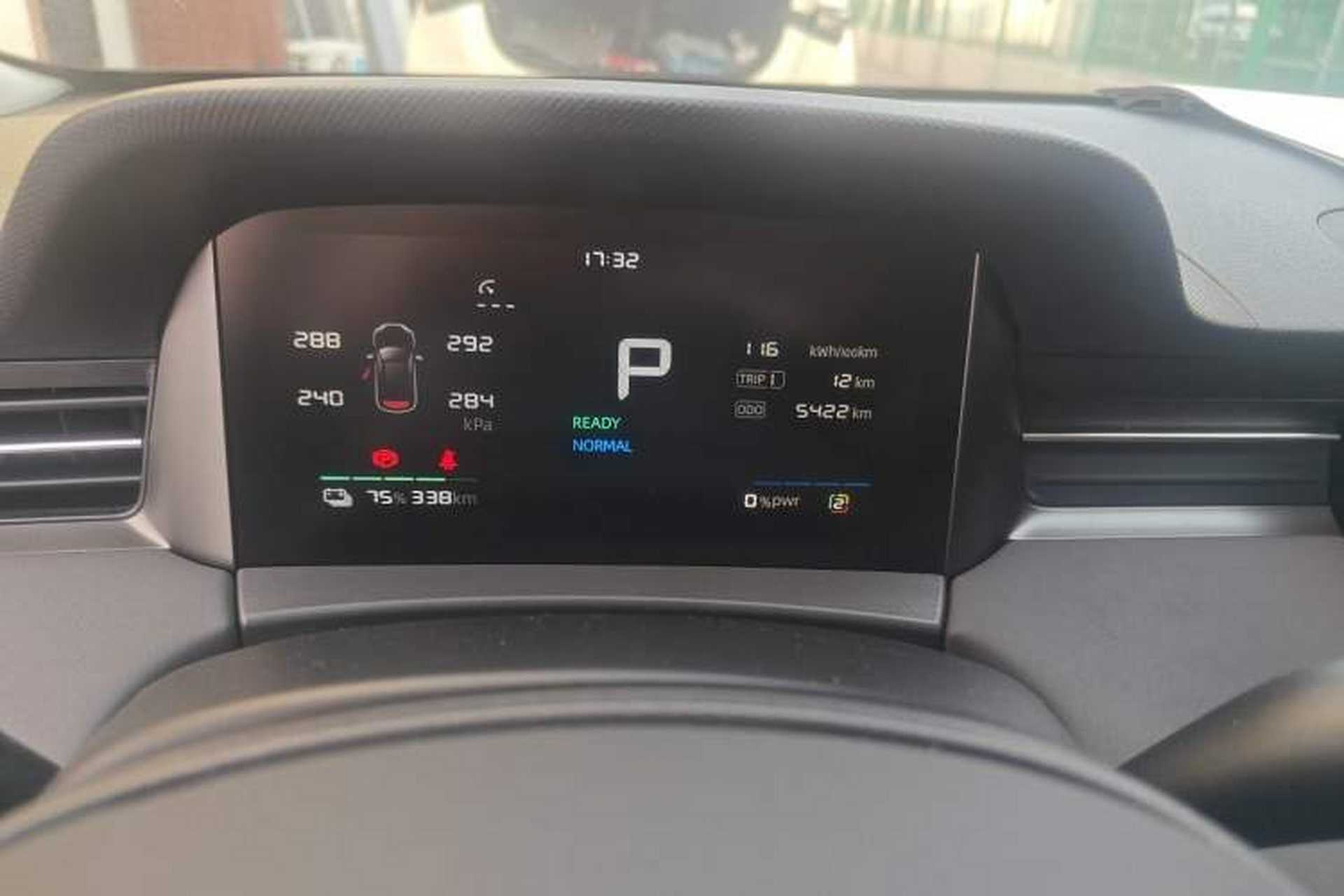 Used Roewe D6 2025 450 km Premium Edition Odometer Close Up