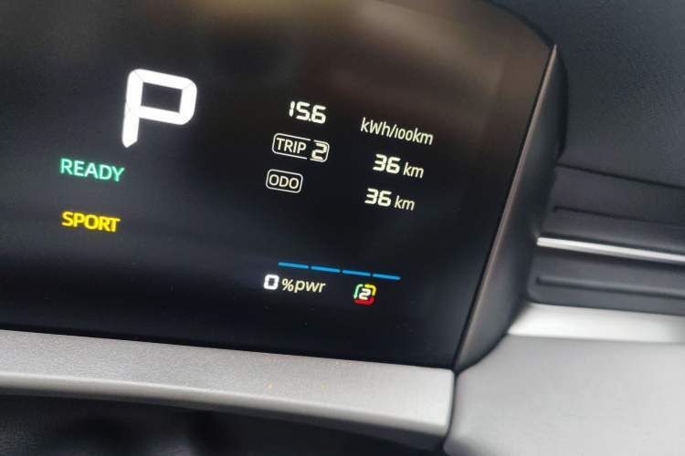 Used Roewe D6 2025 450 km Premium Edition Odometer Close Up