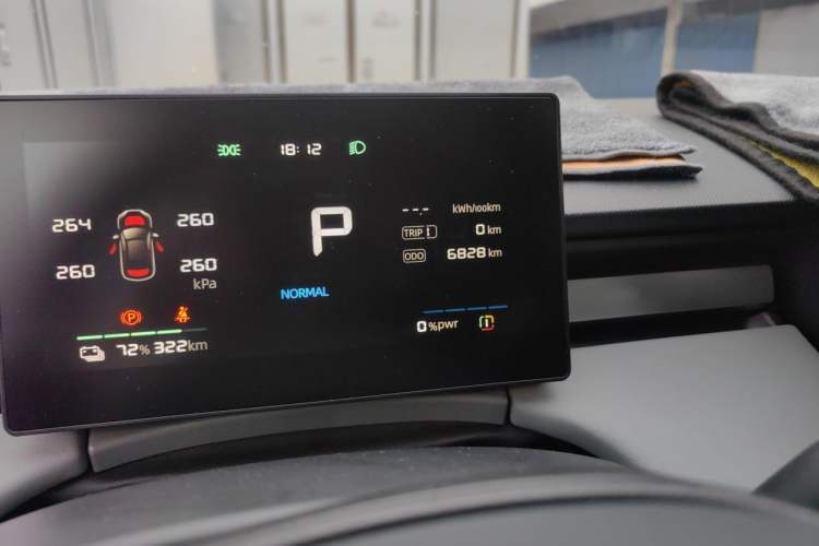 Used Roewe D6 2025 450km Deluxe Edition Odometer Close Up