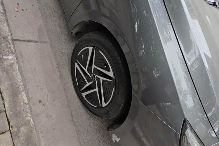 Used Roewe D6 2025 450 km Premium Edition Right Front Wheel Hub