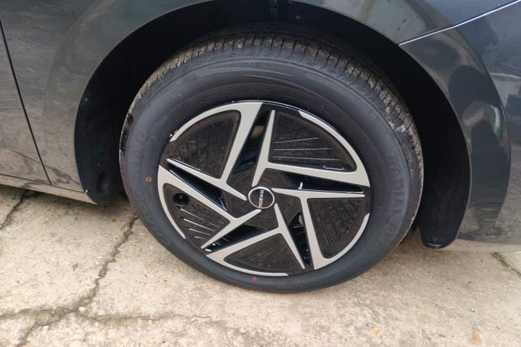Used Roewe D6 2025 450 km Premium Edition Right Front Wheel Hub