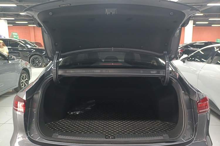 Used Roewe D6 2025 450 km Premium Edition Trunk