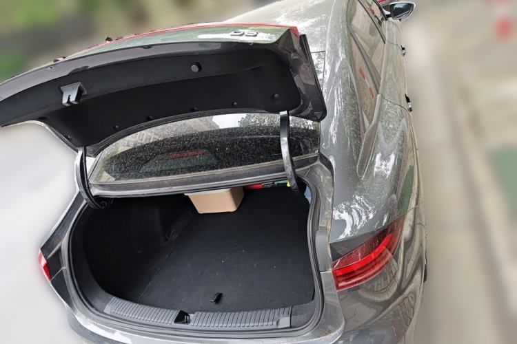 Used Roewe D6 2025 450 km Premium Edition Trunk
