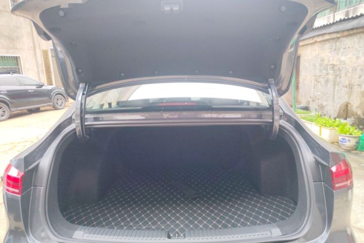 Used Roewe D6 2025 450 km Premium Edition Trunk
