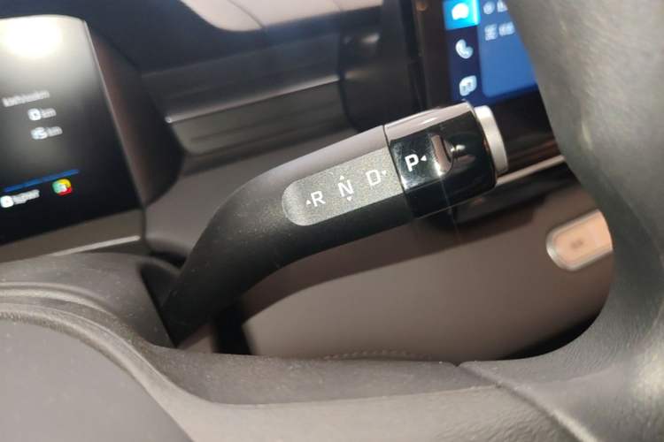 Used Roewe D6 2025 450 km Premium Edition Gear Lever