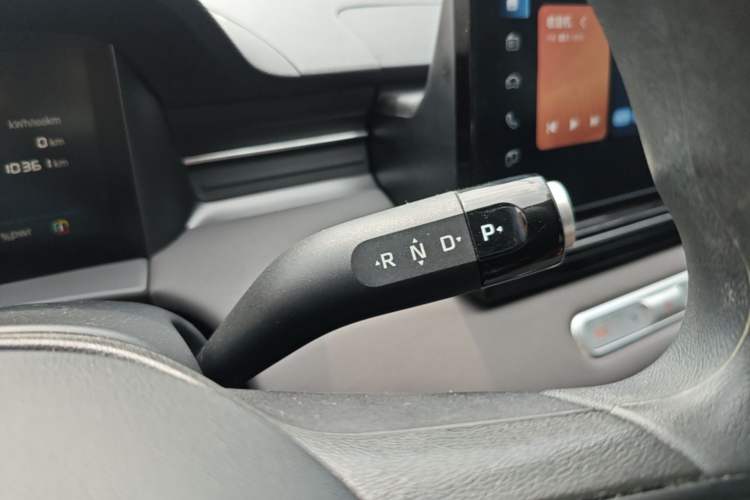 Used Roewe D6 2025 450 km Premium Edition Gear Lever