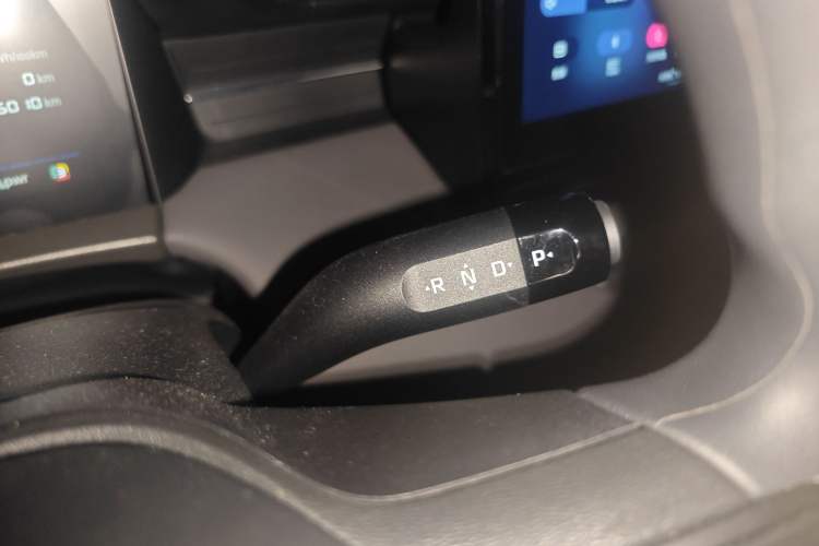 Used Roewe D6 2025 450 km Premium Edition Gear Lever