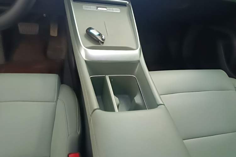 Used Roewe D6 2025 450km Deluxe Edition Gear Lever