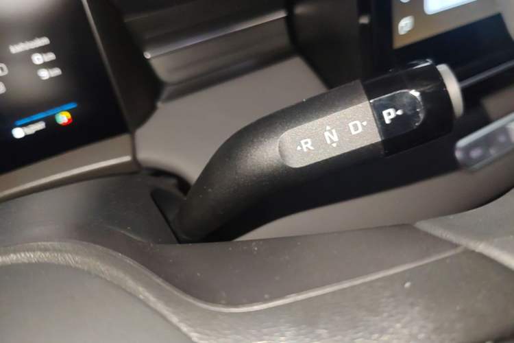 Used Roewe D6 2025 450 km Premium Edition Gear Lever