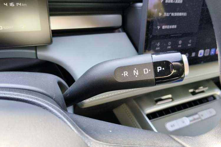 Used Roewe D6 2025 450km Deluxe Edition Gear Lever