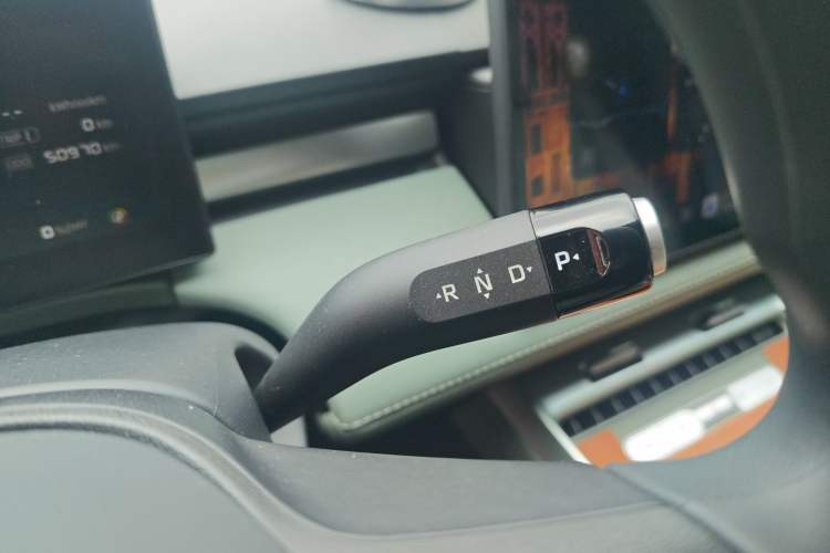 Used Roewe D6 2025 450km Deluxe Edition Gear Lever
