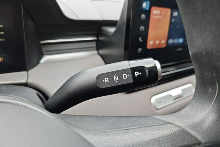 Used Roewe D6 2025 450 km Premium Edition Gear Lever
