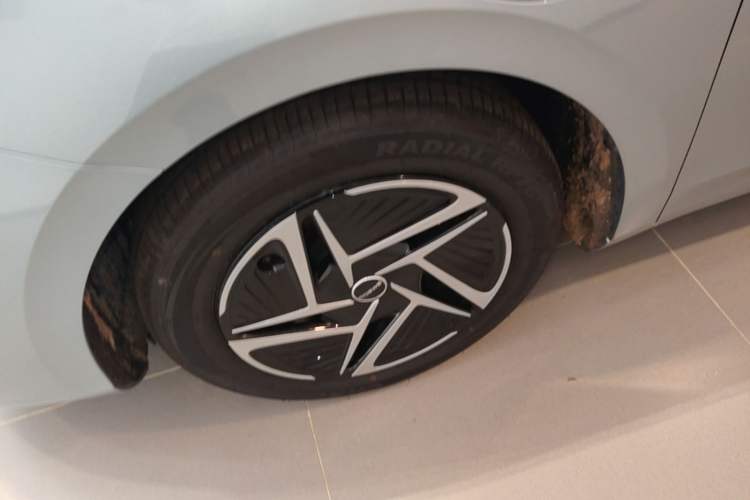 Used Roewe D6 2025 450 km Premium Edition Left Front Wheel Hub