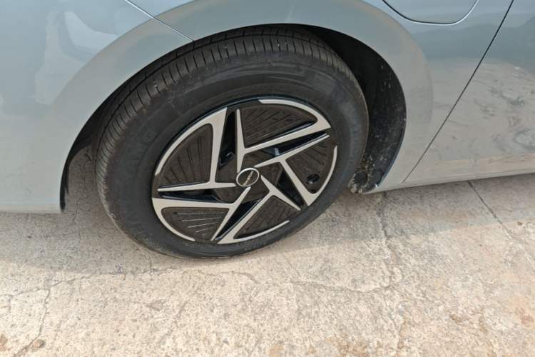 Used Roewe D6 2025 450 km Premium Edition Left Front Wheel Hub