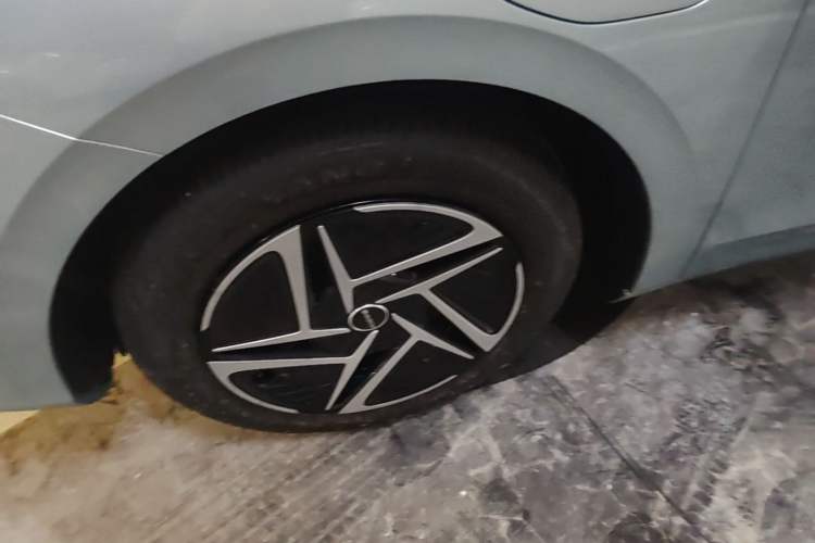 Used Roewe D6 2025 450 km Premium Edition Left Front Wheel Hub