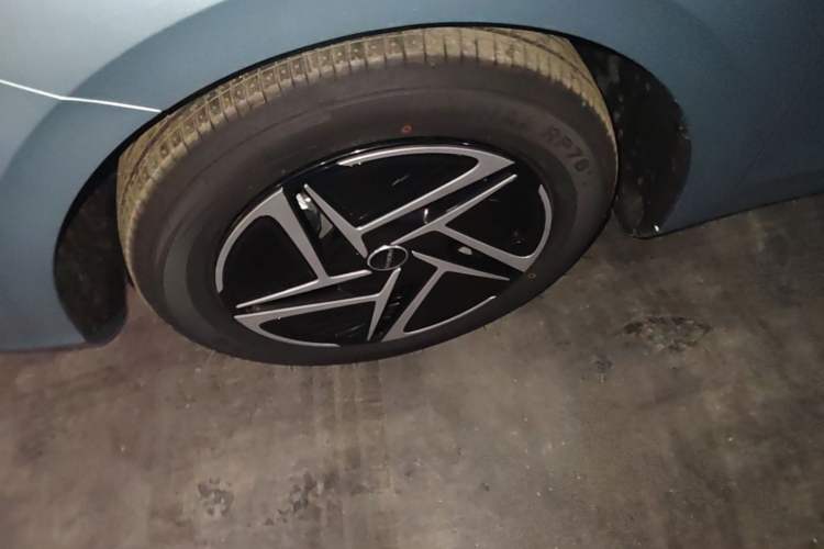 Used Roewe D6 2025 450 km Premium Edition Left Front Wheel Hub