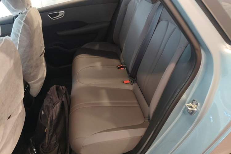 Used Roewe D6 2025 450 km Premium Edition Left Rear Seat