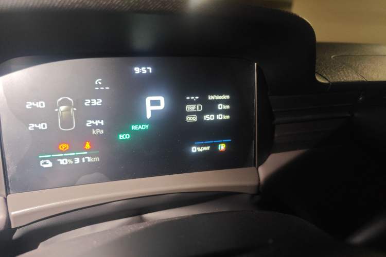 Used Roewe D6 2025 450 km Premium Edition Odometer Close Up