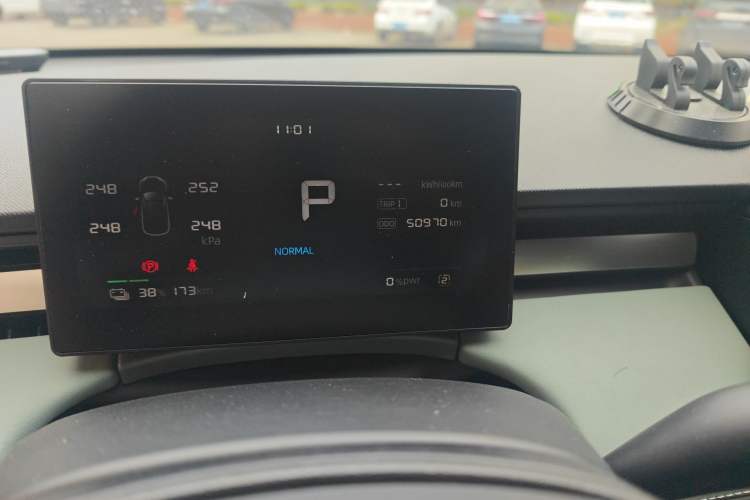 Used Roewe D6 2025 450km Deluxe Edition Odometer Close Up
