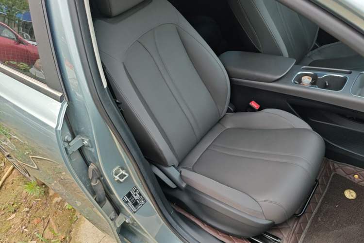 Used Roewe D6 2025 450 km Premium Edition Right Front Seat