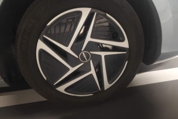 Used Roewe D6 2025 450 km Premium Edition Right Front Wheel Hub