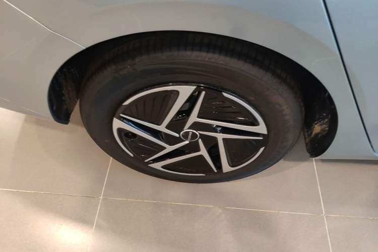 Used Roewe D6 2025 450 km Premium Edition Right Rear Wheel Hub