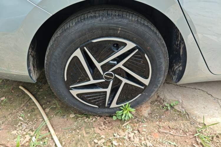Used Roewe D6 2025 450 km Premium Edition Right Rear Wheel Hub