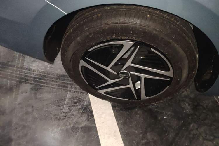 Used Roewe D6 2025 450 km Premium Edition Right Rear Wheel Hub