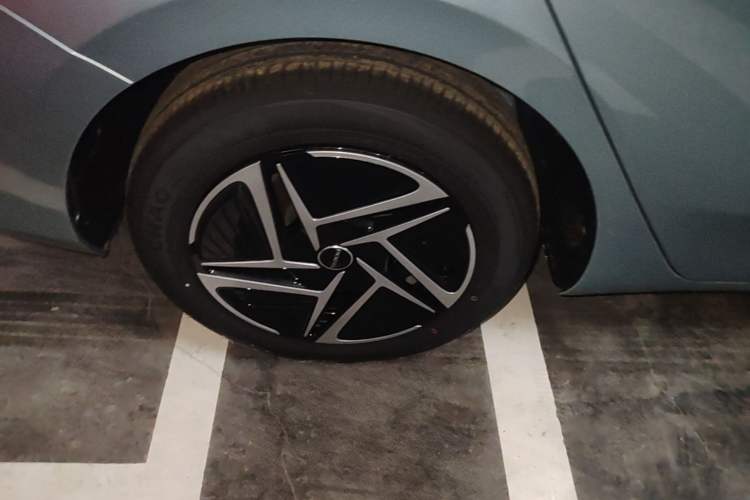 Used Roewe D6 2025 450 km Premium Edition Right Rear Wheel Hub