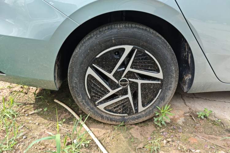 Used Roewe D6 2025 450 km Premium Edition Right Rear Wheel Hub