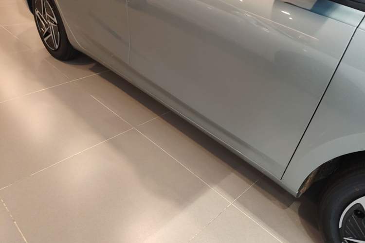 Used Roewe D6 2025 450 km Premium Edition Right Side Sill