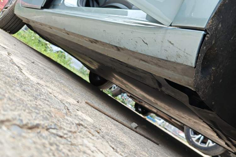 Used Roewe D6 2025 450 km Premium Edition Right Side Sill