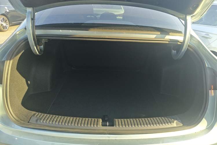 Used Roewe D6 2025 450 km Premium Edition Trunk