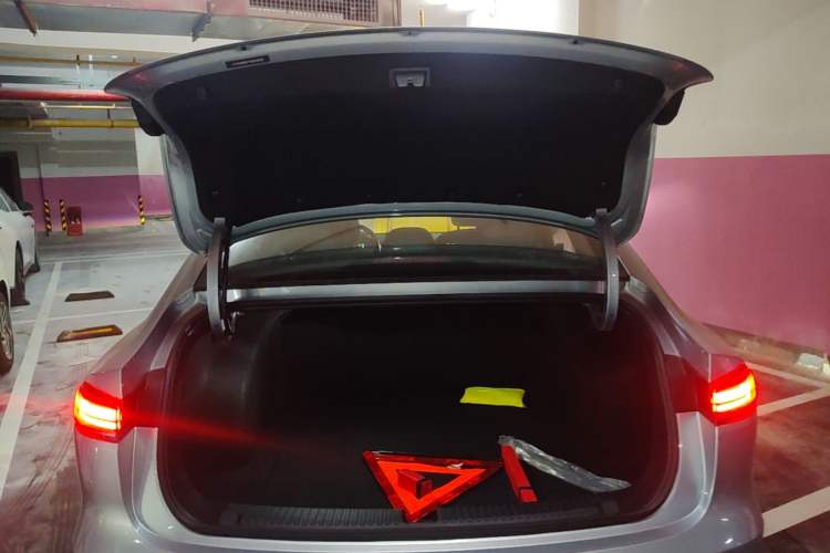 Used Roewe D6 2025 450 km Premium Edition Trunk
