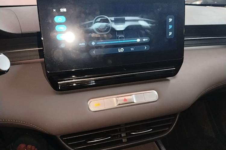 Used Roewe D6 2025 450 km Premium Edition Audio And AC Panel