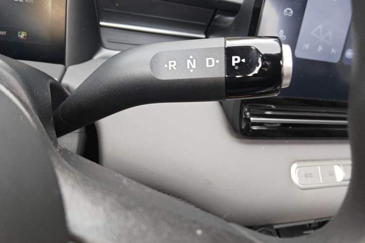 Used Roewe D6 2025 450 km Premium Edition Gear Lever