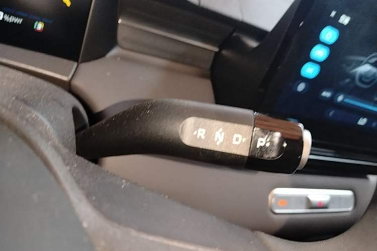 Used Roewe D6 2025 450 km Premium Edition Gear Lever