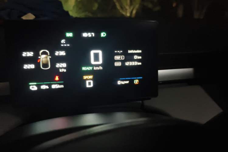 Used Roewe D6 2025 450km Deluxe Edition Odometer Close Up
