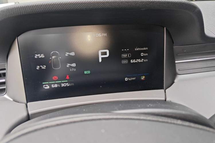 Used Roewe D6 2025 450 km Premium Edition Odometer Close Up
