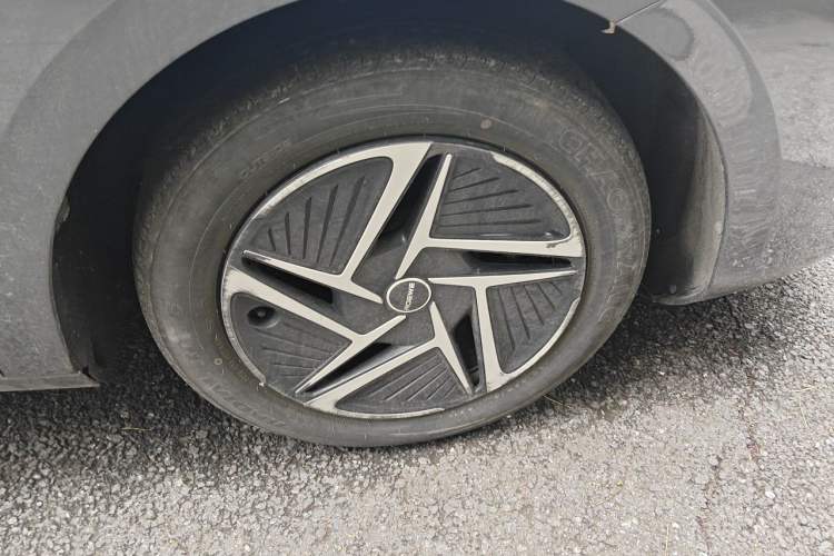 Used Roewe D6 2025 450 km Premium Edition Right Front Wheel Hub