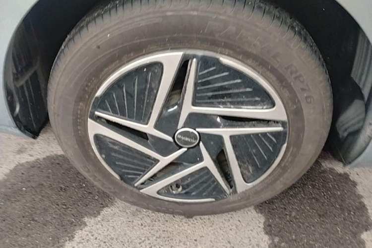 Used Roewe D6 2025 450 km Premium Edition Right Rear Wheel Hub