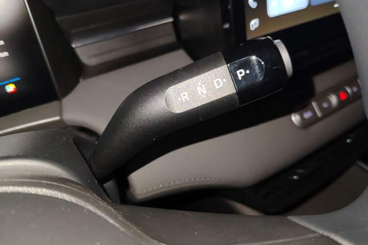 Used Roewe D6 2025 450 km Premium Edition Gear Lever