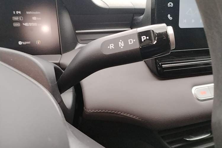 Used Roewe D6 2025 450 km Premium Edition Gear Lever