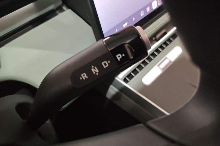 Used Roewe D6 2025 450km Deluxe Edition Gear Lever