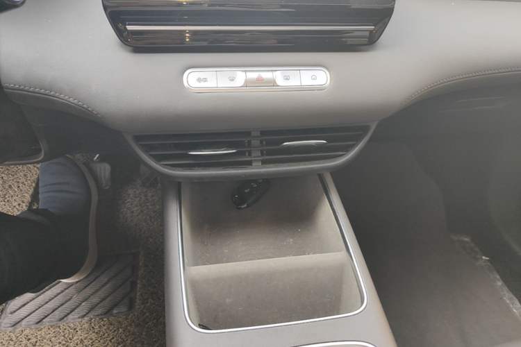 Used Roewe D6 2025 450 km Premium Edition Gear Lever